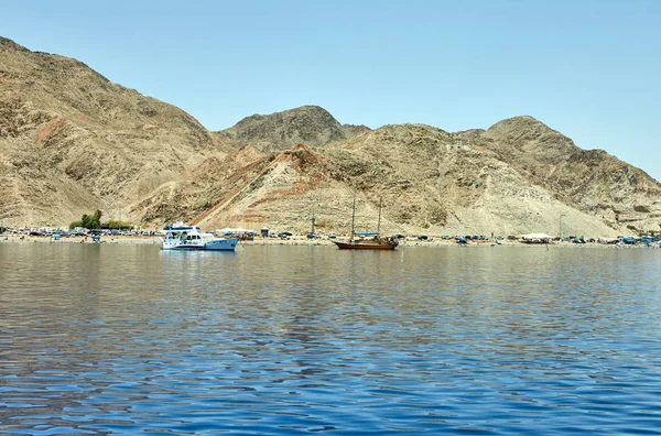 Lüks yattan Kızıldeniz'e bak. Tatil için turistler, tekneler ve yatlar için oteller.