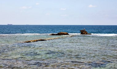 Acre antik çağlarda önemli bir liman kenti oldu. Modern marina eski şehrin güney tarafında - eski liman eskiden olduğu yer almaktadır.