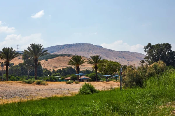 Vista del mar de Galilea desde la franja costera hasta la montaña y las palmeras Julio — Foto de Stock