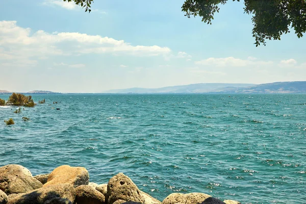 Θέα της θάλασσας της Γαλιλαίας με ένα σκάφος αναψυχής από την ανατολική πλευρά σε μια καλοκαιρινή ηλιόλουστη μέρα, Ιούλιος — Φωτογραφία Αρχείου