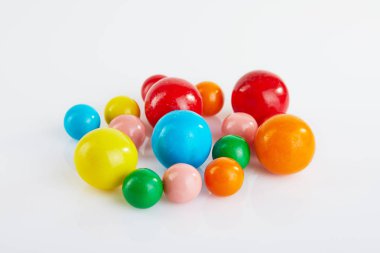 Yansıma ile beyaz bir arka plan üzerinde sakız çok renkli topları.