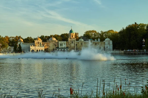 Fantasy tema nöjespark Efteling. Ovanliga fontäner med eld. — Stockfoto