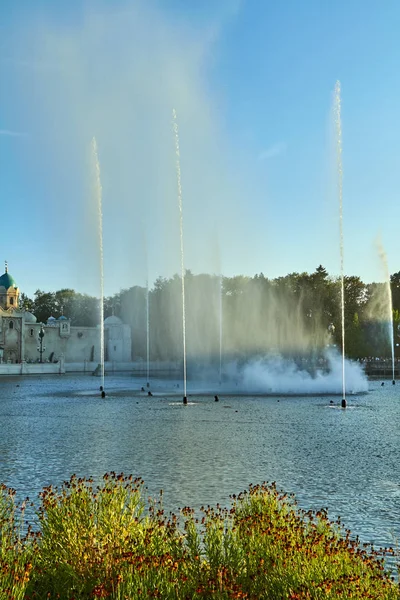 Фантастический тематический парк развлечений Efteling. Необычные фонтаны с огнем . — стоковое фото