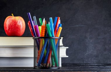 Kopya alanı ile kara tahta üzerinde kitap ve elma ile okul arka plan geri.