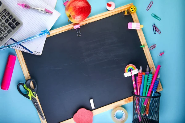 Geri okul arka plan için okul için aksesuarlar - kalem, defter, kitap, makas, tebeşir, işaretleri, mavi arka plan, kopya alanı üzerinde