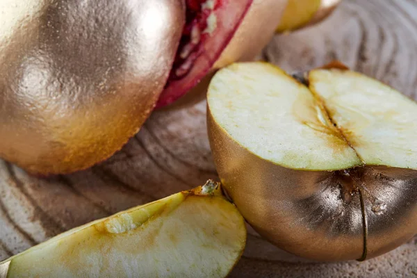 로쉬 하샤나 - 유대인 새해 휴일 개념. 전통 상징: 석류와 사과 황금빛 바깥쪽과 신선한 — 스톡 사진