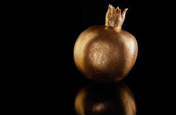 Rosh Hashanah-židovsko-židovský Nový rok. Tradiční symboly: zlatý granátové jablko na černém pozadí — Stock fotografie