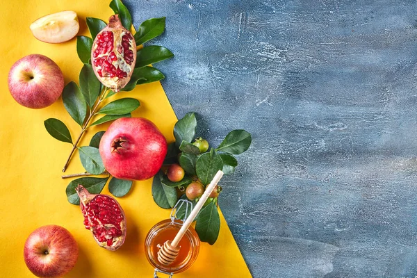 Rosh hashanah - Yahudi Yeni Yıl tatil konsepti. Geleneksel semboller: Bal kavanoz ve nar ve shofar -boynuz turuncu-mavi arka plan ile taze elma. Metin için alan kopyalama.