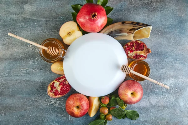 Rosh hashanah - Joods nieuwjaar vakantie concept. Traditionele symbolen: Honingpot en verse appels met granaatappel en shofar -hoorn op een blauwe achtergrond. Kopieer ruimte voor tekst. — Stockfoto