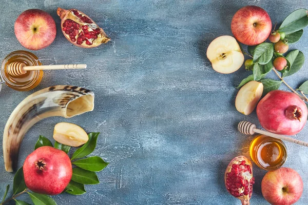 로슈하자 나 - 보석같은 새해 연휴 개념. 전통적 인 상징물: 꿀 항아리와 석류와 함께 신선 한 사과와 푸른 배경에 있는 멀리 뿔이 있다. 원문을 위한 복사 공간. — 스톡 사진