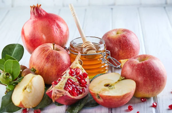 로쉬 하샤나 - 유대인 새해 휴일 개념. 전통적인 상징 : 흰색 나무 배경에 석류와 꿀 항아리와 신선한 사과. 복사 공간 — 스톡 사진