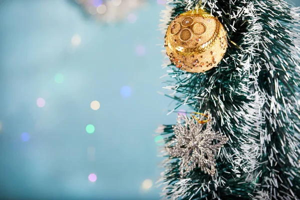 Buon Natale e felice anno nuovo concetto, sfondo di Natale con luce bokeh e offuscata. Decorazione dell'albero di Natale e spazio di copia per il testo — Foto Stock