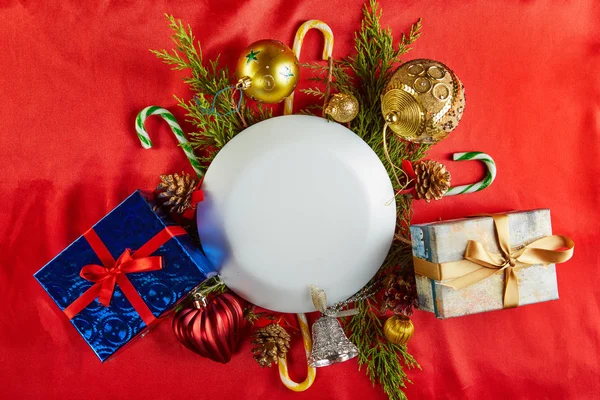 Feliz Natal e feliz ano novo conceito. Colocação plana de acessórios de Natal. Decorações de árvore de Natal e espaço de cópia para o seu texto — Fotografia de Stock