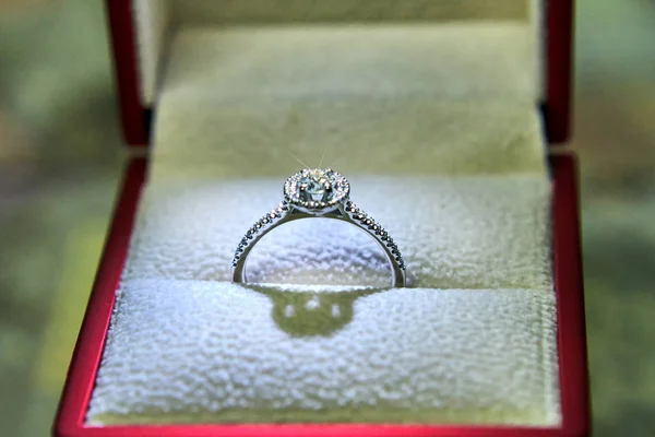 Smycken produktion. Vitguld diamant ring i presentask i isbelysning. Bröllop, engagemang, äktenskap förslag — Stockfoto