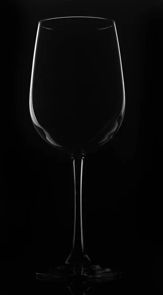 Pohár bor fekete alapon, fekete állványon állva — Stock Fotó