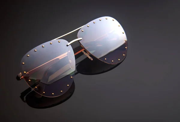 Womens solglasögon på en mörk bakgrund med reflektion. Plats för text — Stockfoto