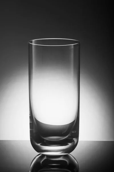 Vaso para bebidas sobre fondo gris con retroiluminación — Foto de Stock