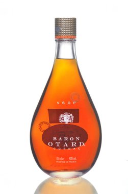 Beyaz arka plan üzerinde izole konyak Otard Baron V.S.O.P. şişe.