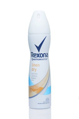 Rexona deodorant beyaz bir arka plan üzerinde izole.