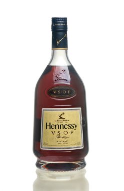 Beyaz bir arka plan üzerinde izole konyak Hennessy V.S.O.P. şişe.