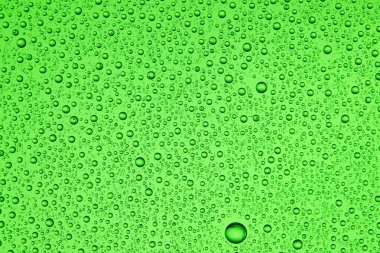 Renkli bir arka plan, doku üzerinde farklı boyut ve renklerde cam damla