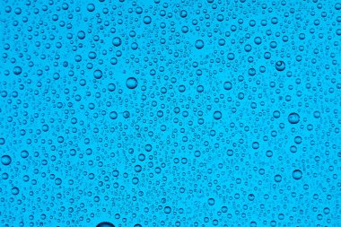 Renkli bir arka plan, doku üzerinde farklı boyut ve renklerde cam damla