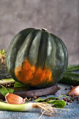 Tahta sırtında soğan ve sarımsaklı yeşil Kabocha Kabağı. Sağlıklı yeme kavramı