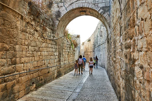 Jerusalem, Israel - October 21, 2019: Ancient Alley in Jewish Quarter, Jerusalem. Israel. Photo in old color image style — Stock Photo, Image