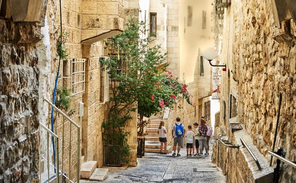 Jerusalem, Israel - 21 de outubro de 2019: Ancient Alley in Jewish Quarter, Jerusalem. Israel. Foto em estilo de imagem de cor antiga — Fotografia de Stock