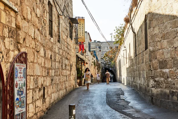 Jerusalem, Israel - October 21, 2019: Ancient Alley in Jewish Quarter, Jerusalem. Israel. Photo in old color image style — Stock Photo, Image