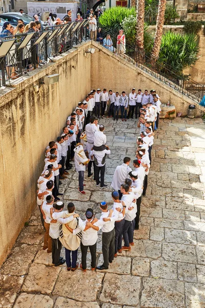 Un groupe de personnes religieuses célèbrent Simchat Torah. Chantez des chansons et tenez des rouleaux de Torah . — Photo