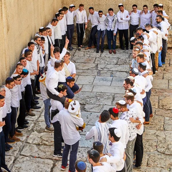 Un groupe de personnes religieuses célèbrent Simchat Torah. Chantez des chansons et tenez des rouleaux de Torah . — Photo