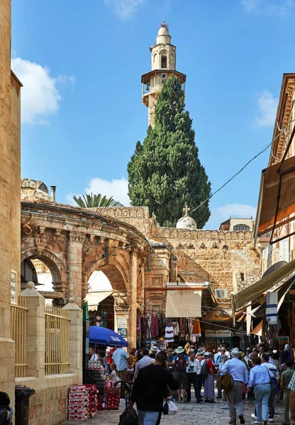 Bazar de Jerusalén en el barrio cristiano de Jerusalén junto al Templo del Santo Sepulcro en la Ciudad Vieja — Foto de Stock