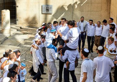 Bir grup dindar insan Tevrat 'ı kutluyor. Şarkı söyle ve Tevrat parşömenlerini tut.