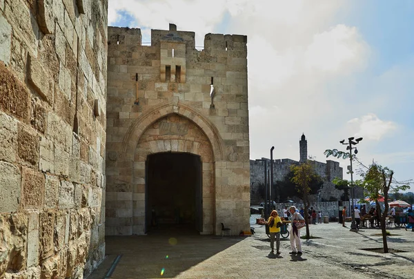 Vista de la Puerta de Jaffa en Jerusalén. La antigua puerta tiene la forma de una torre de puerta medieval con una entrada en forma de L, que fue asegurada en ambos extremos con puertas pesadas — Foto de Stock