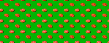 Açık yeşil arka planda sulu domates dilimleri.