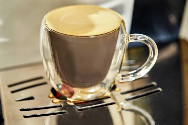 Espresso Una Tazza Trasparente Piedi Una Macchina Caffè Con Riflesso — Foto Stock