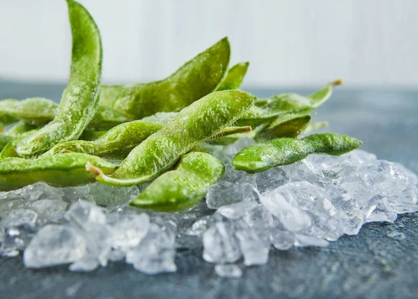 Bevroren Edamame Sojabonen Mix Met Gemalen Ijs Een Blauwe Achtergrond — Stockfoto