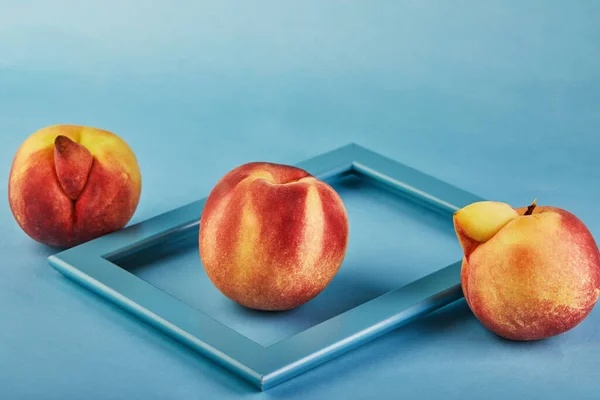 Ein Hässliches Obst Oder Gemüse Konzept Frischer Pfirsich Einem Rahmen — Stockfoto