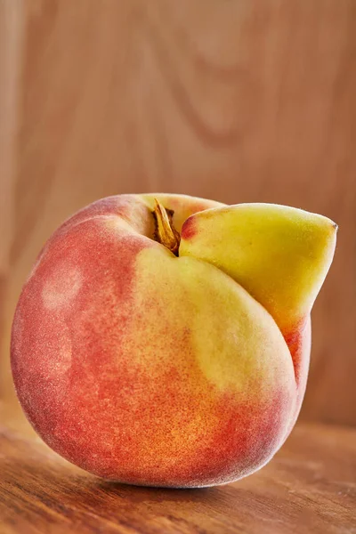 Lelijk Fruit Groente Zwaar Lelijke Perzikmutant Een Houten Achtergrond Lelijke — Stockfoto