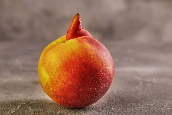 Lelijk Fruit Groente Ernstig Misvormde Mutant Perzik Grijze Achtergrond Niet — Stockfoto