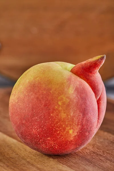 Lelijk Fruit Groente Zwaar Lelijke Perzikmutant Een Houten Achtergrond Lelijke — Stockfoto