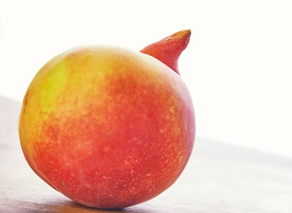 Een Lelijk Groente Fruit Een Lelijke Perzikmutant Een Witte Achtergrond — Stockfoto