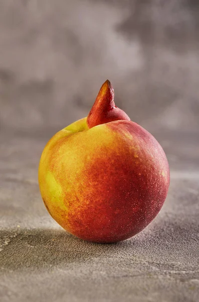 醜い果物や野菜 灰色の背景に重度の変異型桃 ウジ虫の果実は需要がない — ストック写真