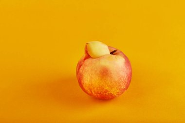 Çirkin bir meyve ya da sebze. Turuncu arka planda çok çirkin bir şeftali mutantı. Çirkin meyveler çok rağbet görmüyor..