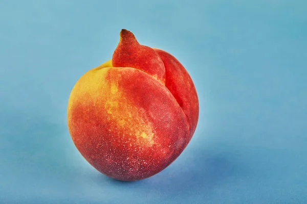 醜い果物や野菜 青の背景に非常に醜い桃の変異体 醜い果実は需要が高くありません — ストック写真