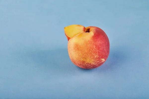 醜い果物や野菜 青の背景に非常に醜い桃の変異体 醜い果実は需要が高くありません — ストック写真