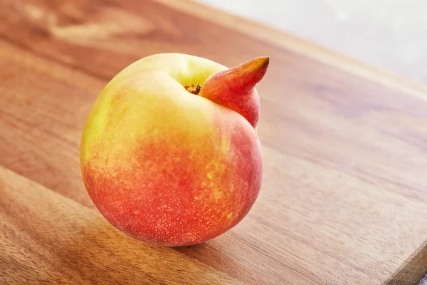醜い果物や野菜 木製の背景に非常に醜い桃の変異体 醜い果実は需要が高くありません — ストック写真