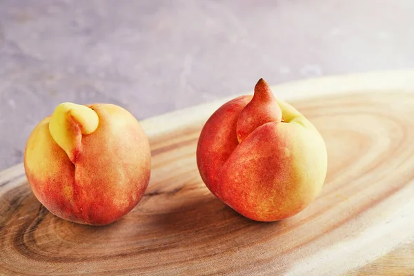 醜い果物や野菜 木製のスタンドには非常に醜い桃の変異体 醜い果実は需要が高くありません — ストック写真