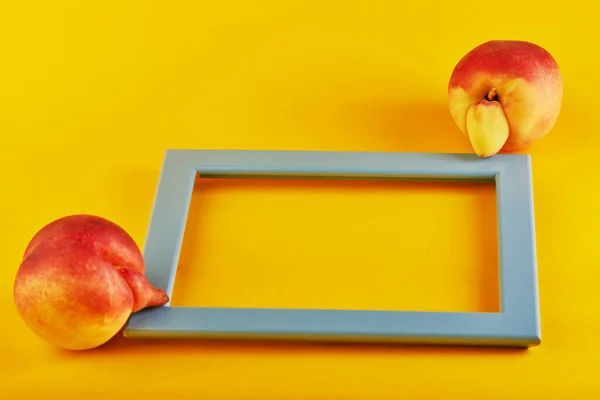Hässliches Obst Oder Gemüse Eine Sehr Hässliche Pfirsichmutante Und Ein — Stockfoto